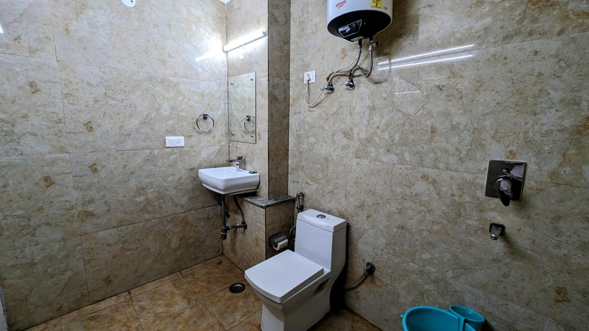 Hotel Moon Taj Near Yashobhoomi Convention Centre Delhi  Exterior photo