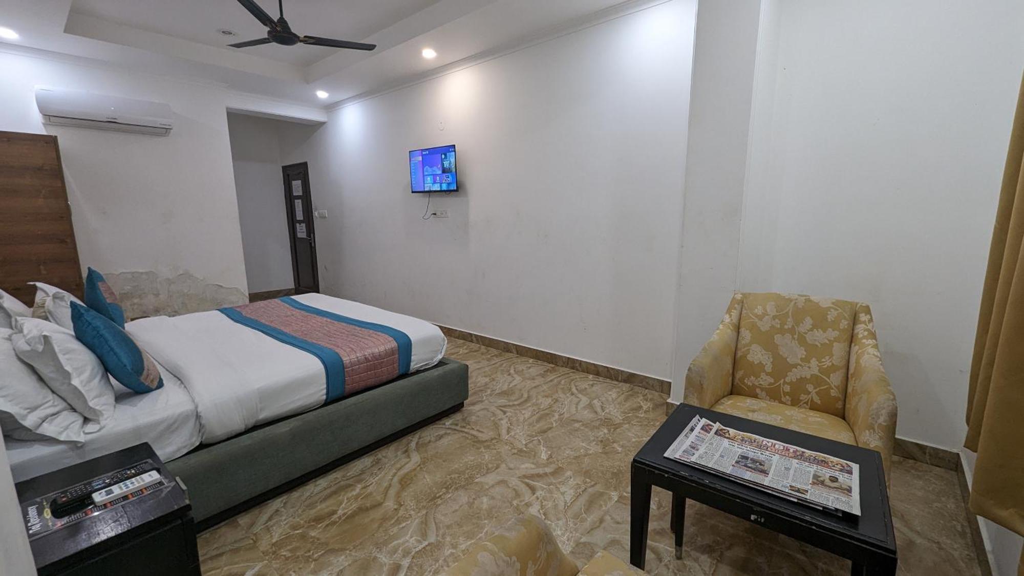 Hotel Moon Taj Near Yashobhoomi Convention Centre Delhi  Exterior photo