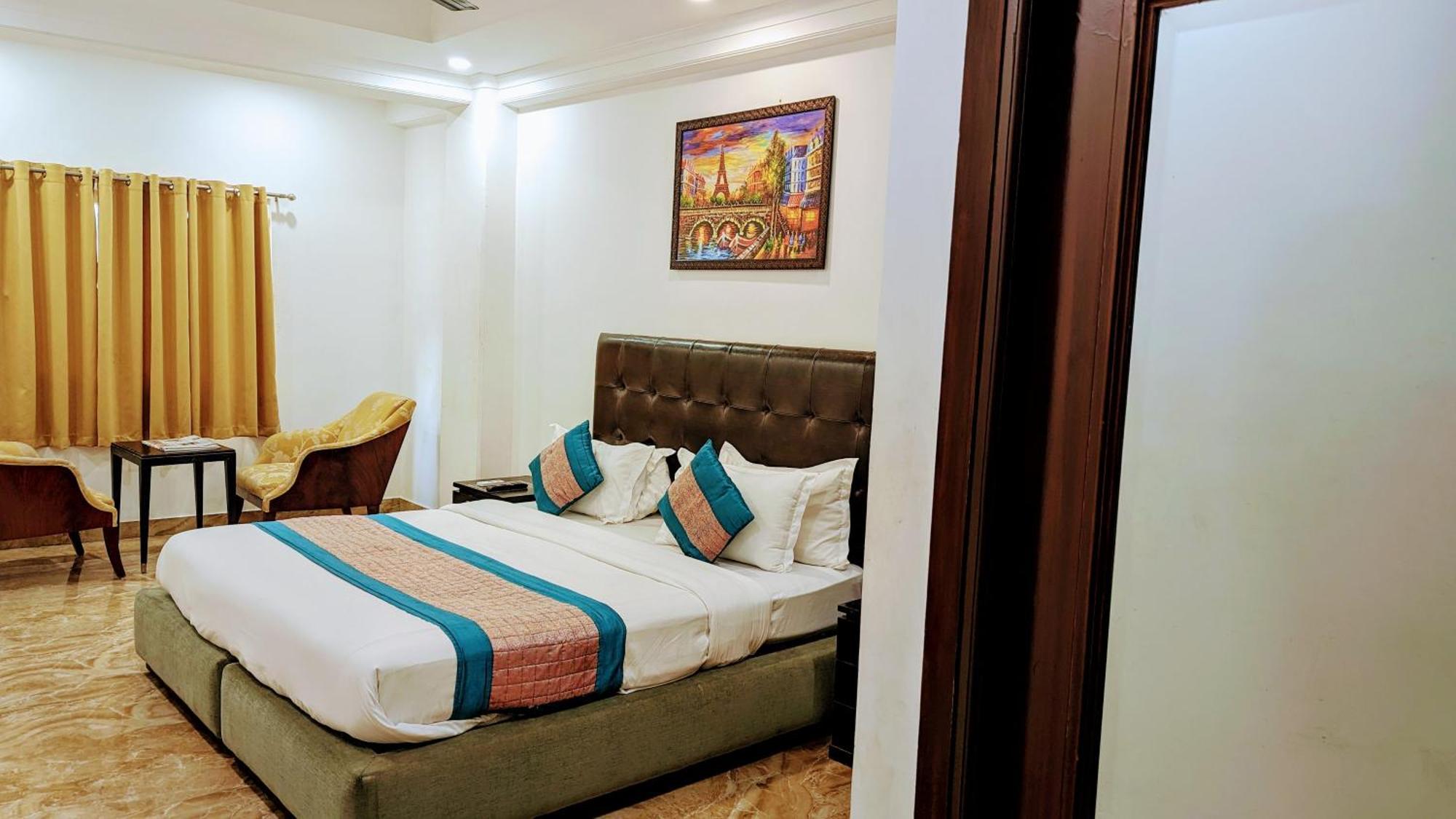 Hotel Moon Taj Near Yashobhoomi Convention Centre Delhi  Exterior photo
