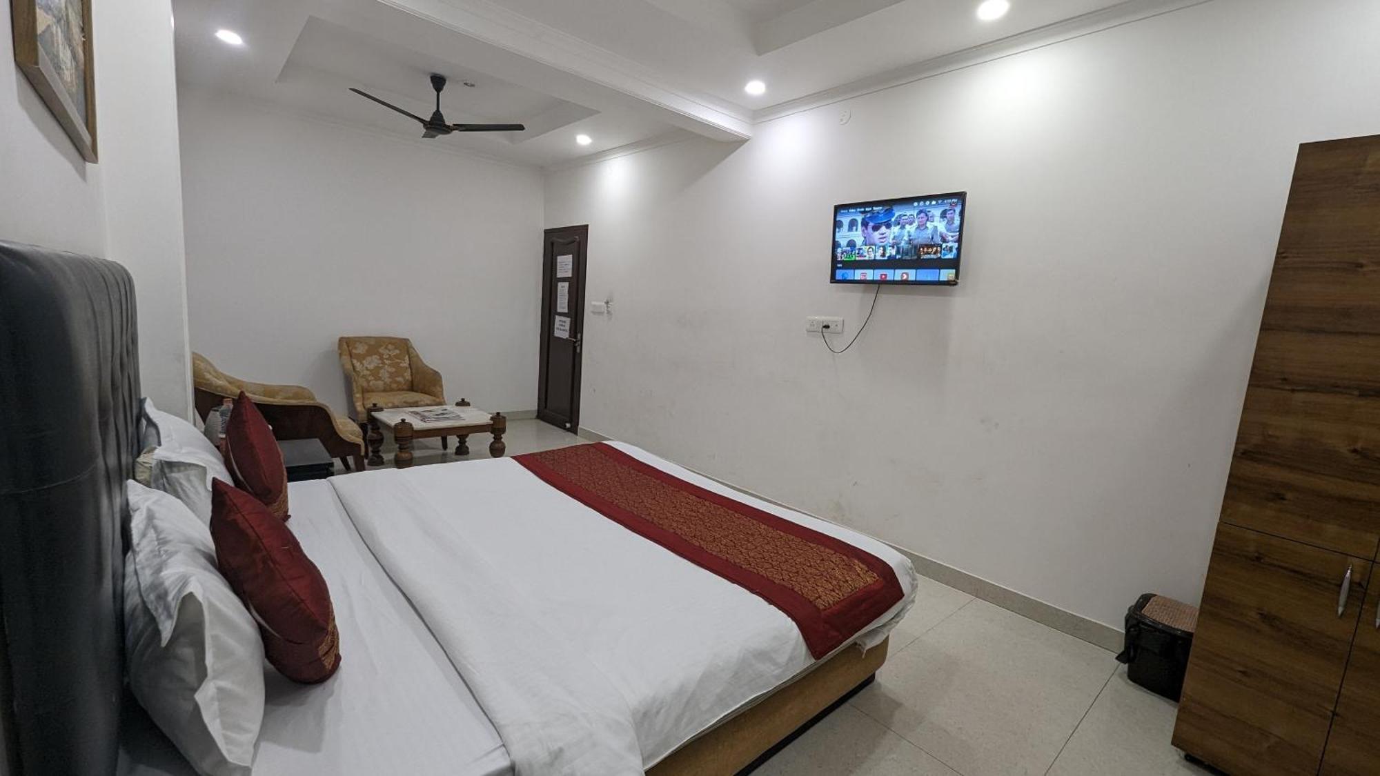 Hotel Moon Taj Near Yashobhoomi Convention Centre Delhi  Exterior photo