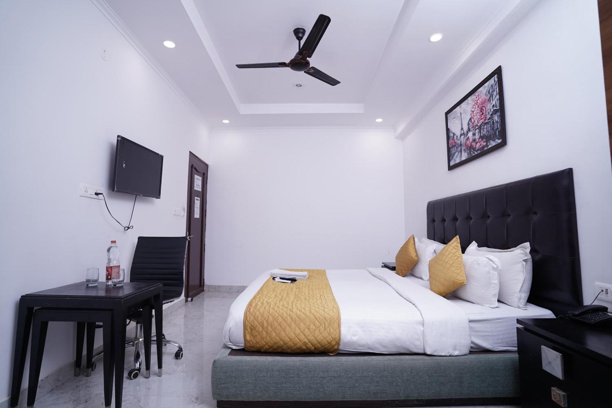Hotel Moon Taj Near Yashobhoomi Convention Centre Delhi  Exterior photo